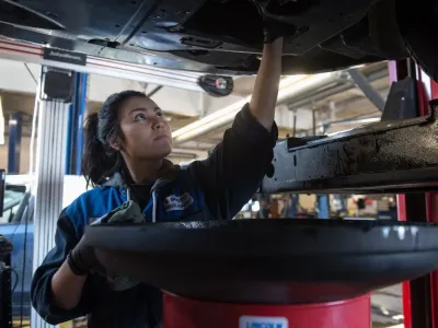 Donas da direção: Como o conhecimento automotivo ajuda as mulheres a economizarem e evitarem dores de cabeça